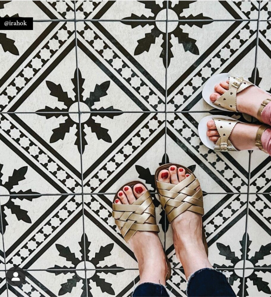 Beija Flor - Snow Concrete Vinyl Rug - Image 3