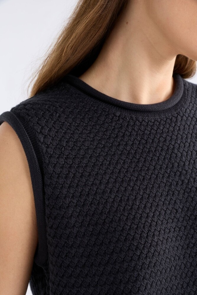 Elk - Naya Knit Vest - Black - Image 2